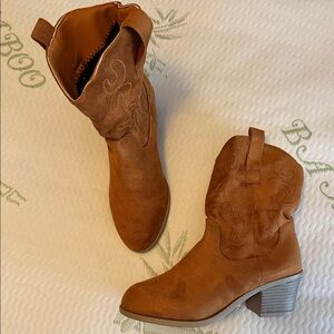 Stylish Tan Western Boots for Women